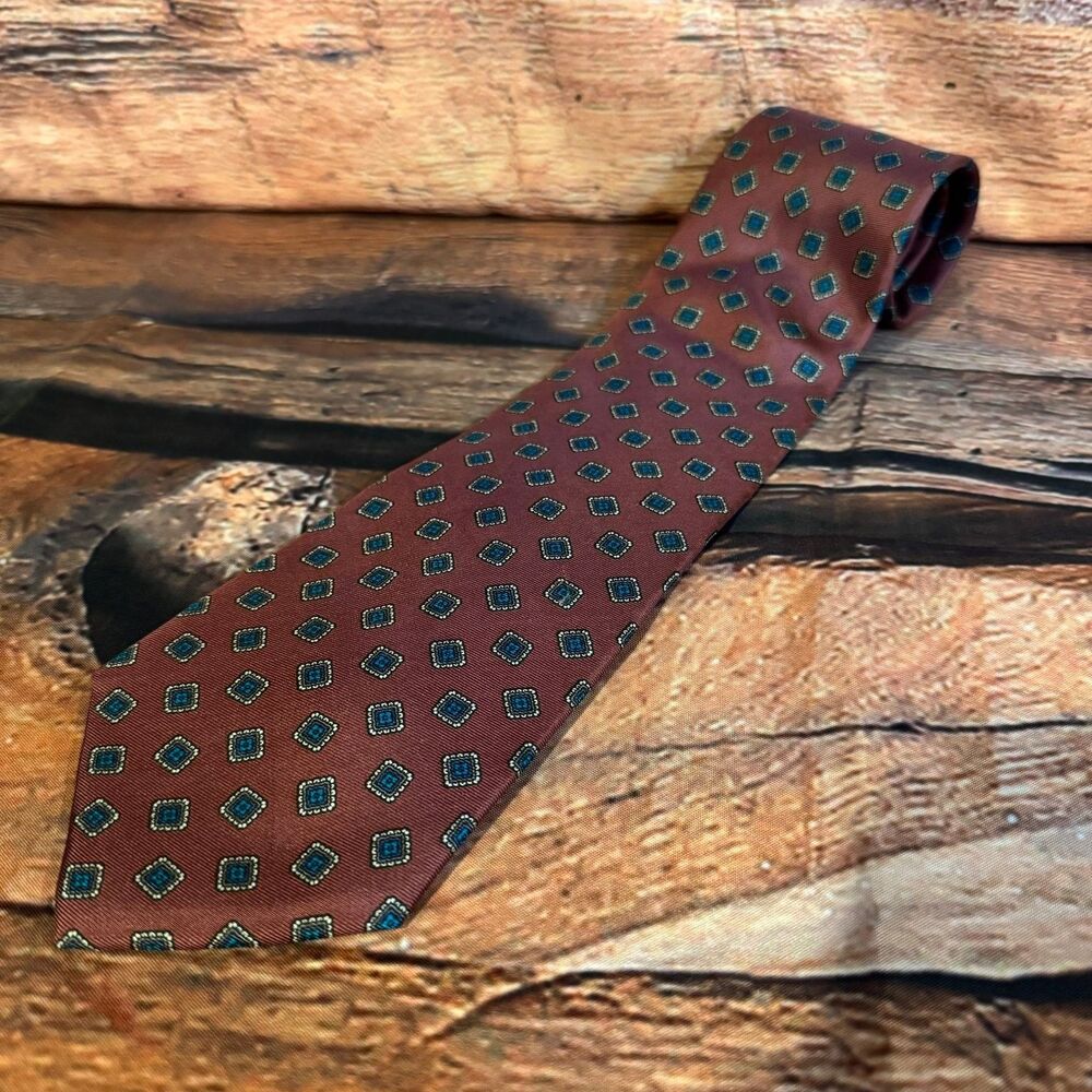 Johnny Carson Men’s Burgundy Geometric 100% Italian Silk Tie